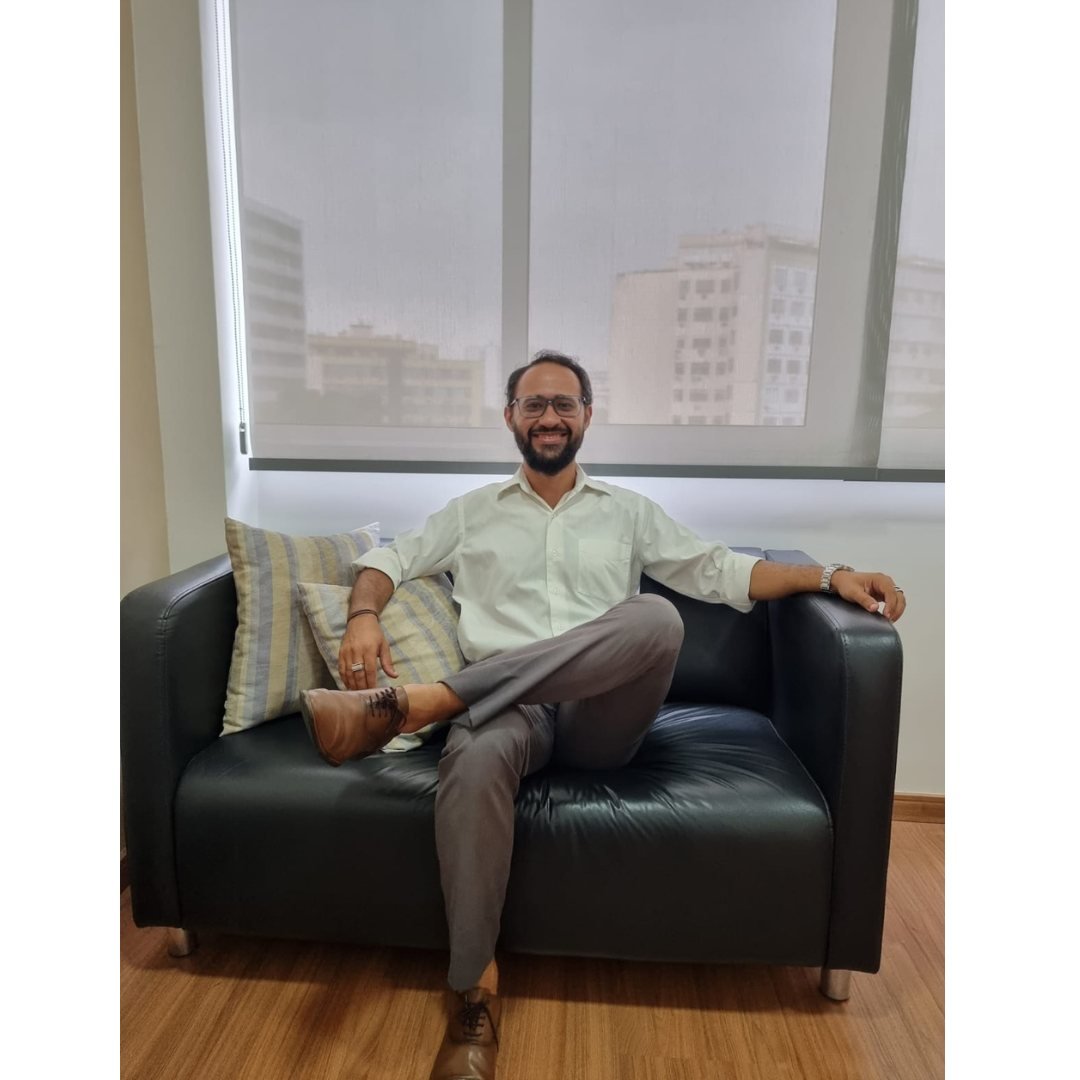 Aluizio Andrade, psicólogo, no consultório no Rio de Janeiro