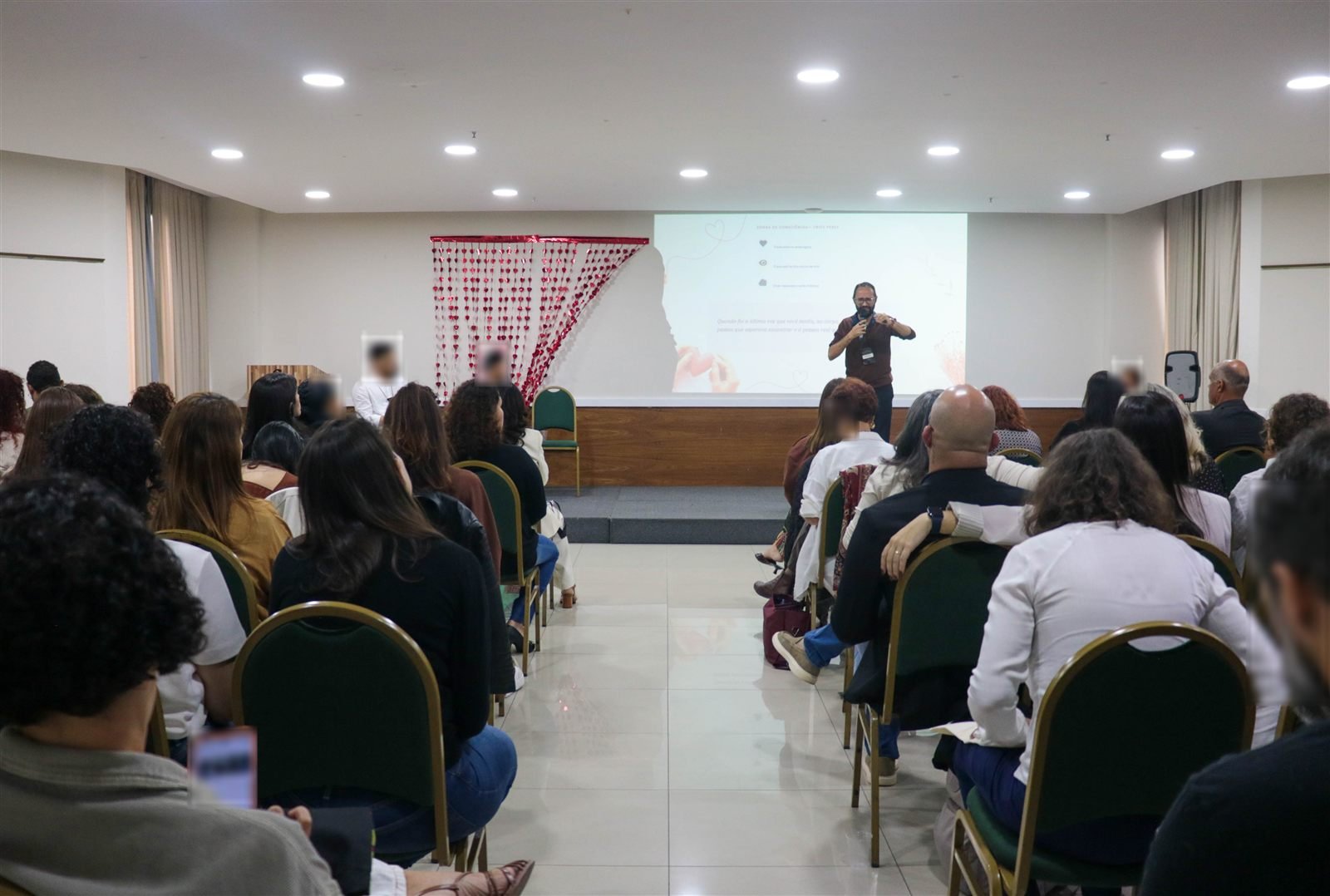 Aluizio Andrade, psicólogo, em palestra para uma plateia