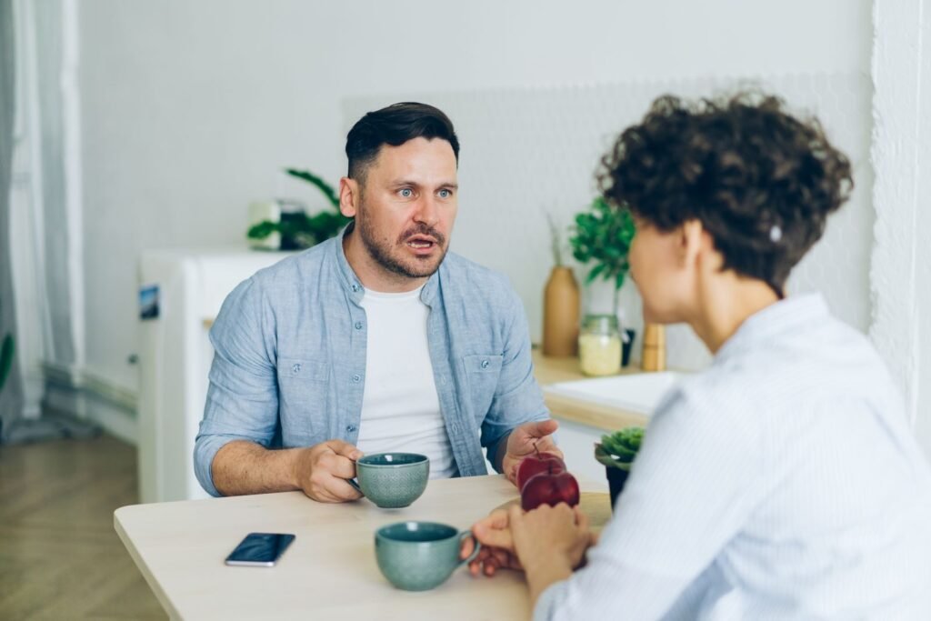 Casal conversando à mesa, com café