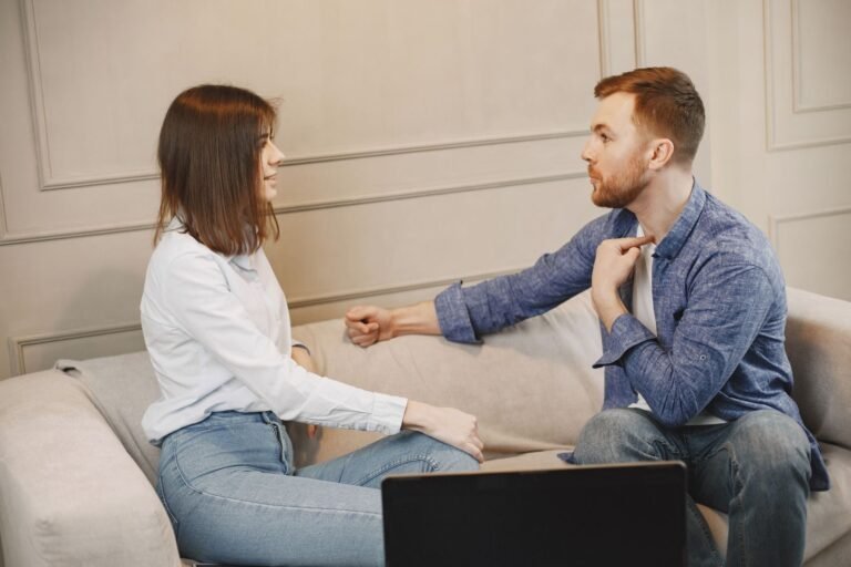 Casal conversando no sofá, com atenção um ao outro