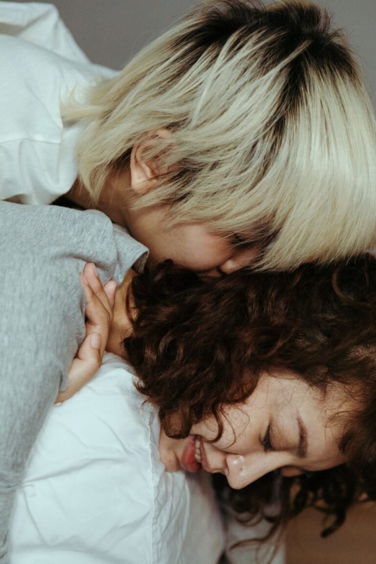 Casal de mulheres abraçadas com carinho