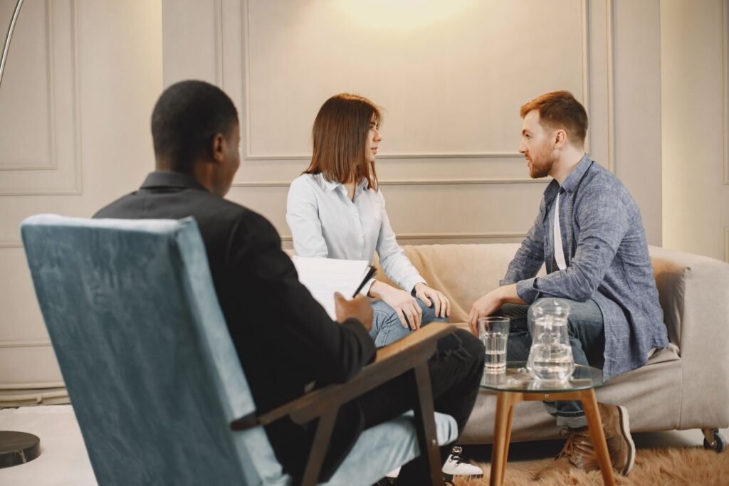 Terapeuta homem conversando com um casal no consultório